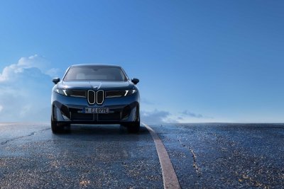 BMW iX3 wint twee wereldprijzen en rijdt 800 kilometer
